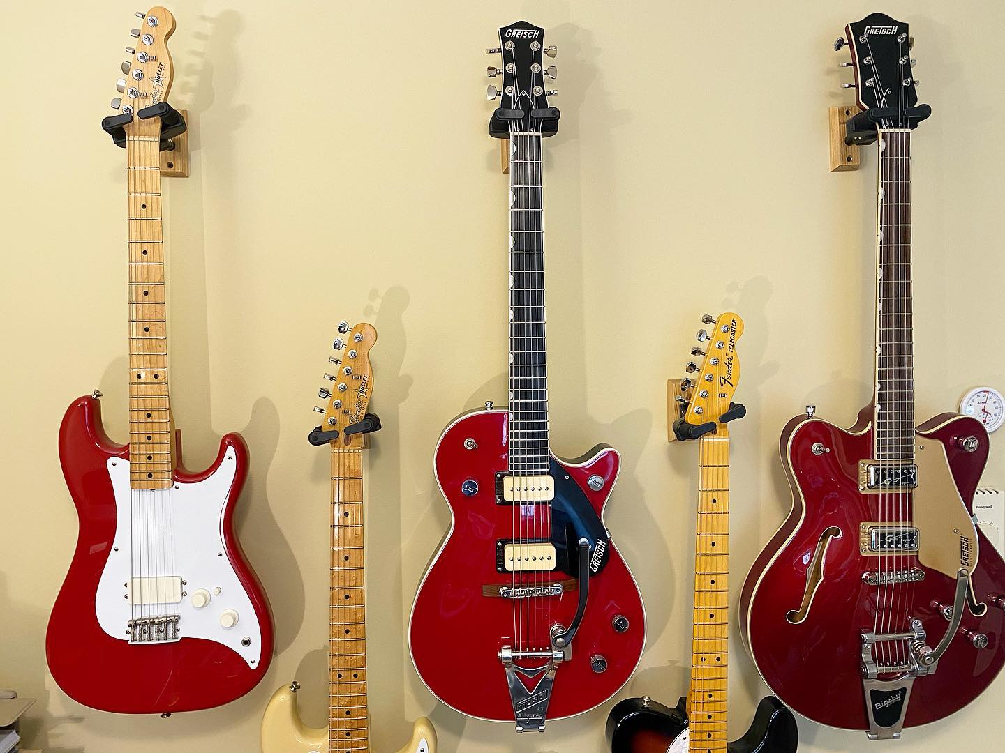 I seem to have developed a thing for red guitars.

#fenderguitars #gretschguitars 
#bluesguitar 
#bigsby